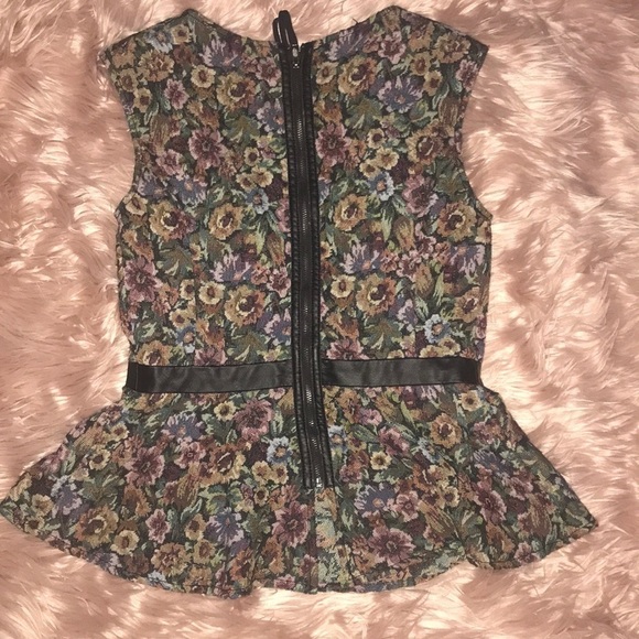 Beautiful flowered peplum top with leather… - Picture 3 of 3